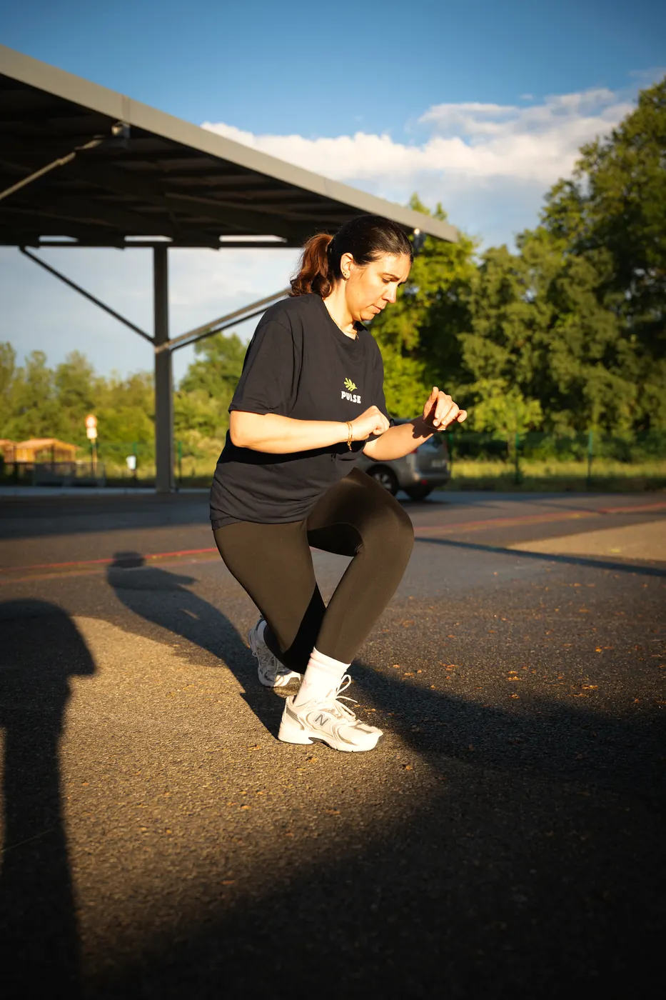 Une participante en squat avec un haltère